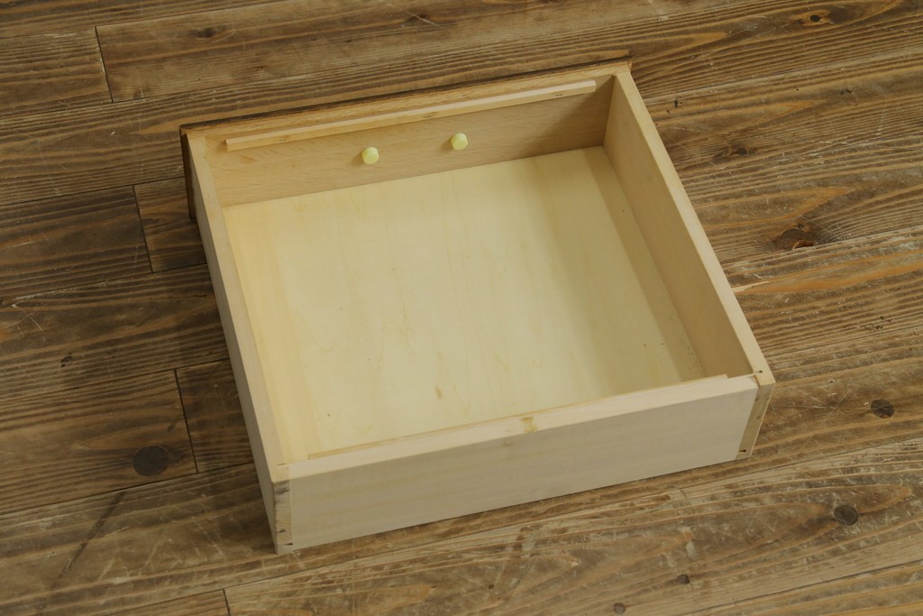 中古　カリモク家具(karimoku)　domani(ドマーニ)　アーチを描く格子がクラシカルな印象を添えるキャビネット　定価約100万円　(R-090766)