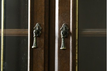 中古　カリモク家具(karimoku)　domani(ドマーニ)　アーチを描く格子がクラシカルな印象を添えるキャビネット　定価約100万円　(R-090766)