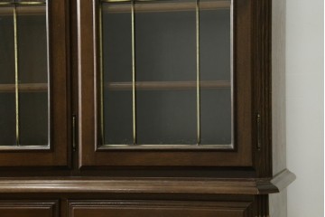 中古　カリモク家具(karimoku)　domani(ドマーニ)　アーチを描く格子がクラシカルな印象を添えるキャビネット　定価約100万円　(R-090766)