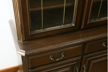 中古　カリモク家具(karimoku)　domani(ドマーニ)　アーチを描く格子がクラシカルな印象を添えるキャビネット　定価約100万円　(R-090766)