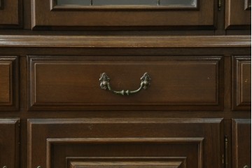 中古　カリモク家具(karimoku)　domani(ドマーニ)　アーチを描く格子がクラシカルな印象を添えるキャビネット　定価約100万円　(R-090766)
