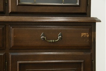 中古　カリモク家具(karimoku)　domani(ドマーニ)　アーチを描く格子がクラシカルな印象を添えるキャビネット　定価約100万円　(R-090766)
