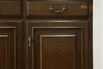 中古　カリモク家具(karimoku)　domani(ドマーニ)　アーチを描く格子がクラシカルな印象を添えるキャビネット　定価約100万円　(R-090766)