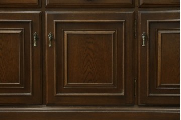 中古　カリモク家具(karimoku)　domani(ドマーニ)　アーチを描く格子がクラシカルな印象を添えるキャビネット　定価約100万円　(R-090766)