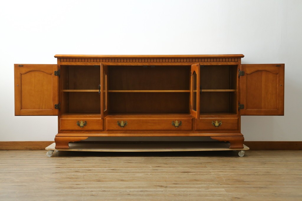 中古　横浜クラシック家具ダニエル(Daniel)　アーリーアメリカン　A-206　ガラス扉付きの上品なサイドボード　定価約64万円　(R-090767)
