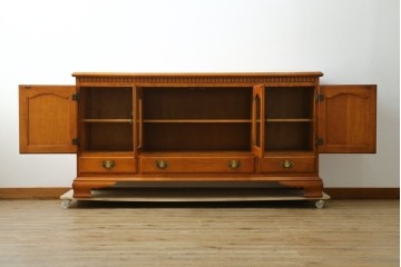 中古　横浜クラシック家具ダニエル(Daniel)　アーリーアメリカン　A-206　ガラス扉付きの上品なサイドボード　定価約64万円　(R-090767)