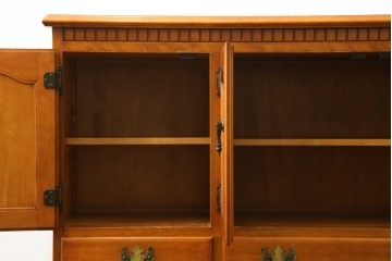中古　横浜クラシック家具ダニエル(Daniel)　アーリーアメリカン　A-206　ガラス扉付きの上品なサイドボード　定価約64万円　(R-090767)