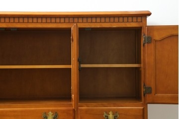 中古　横浜クラシック家具ダニエル(Daniel)　アーリーアメリカン　A-206　ガラス扉付きの上品なサイドボード　定価約64万円　(R-090767)