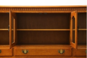 中古　横浜クラシック家具ダニエル(Daniel)　アーリーアメリカン　A-206　ガラス扉付きの上品なサイドボード　定価約64万円　(R-090767)