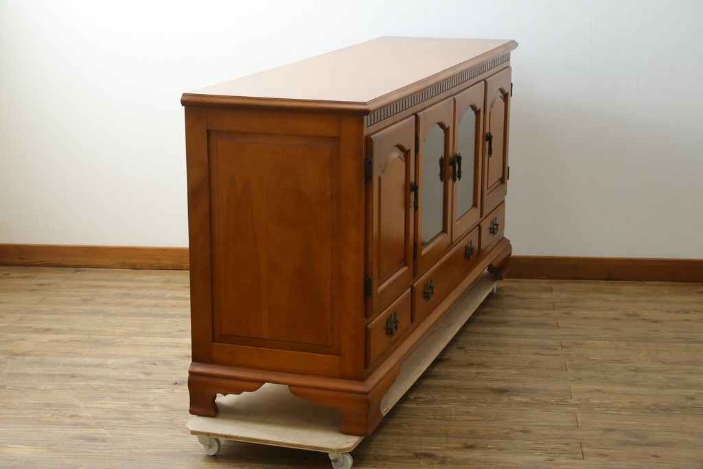 中古　横浜クラシック家具ダニエル(Daniel)　アーリーアメリカン　A-206　ガラス扉付きの上品なサイドボード　定価約64万円　(R-090767)