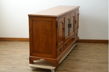 中古　横浜クラシック家具ダニエル(Daniel)　アーリーアメリカン　A-206　ガラス扉付きの上品なサイドボード　定価約64万円　(R-090767)