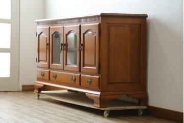 中古　横浜クラシック家具ダニエル(Daniel)　アーリーアメリカン　A-206　ガラス扉付きの上品なサイドボード　定価約64万円　(R-090767)