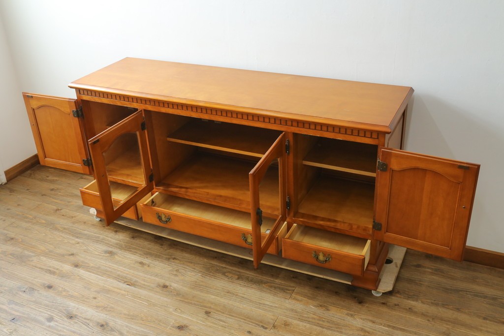中古　横浜クラシック家具ダニエル(Daniel)　アーリーアメリカン　A-206　ガラス扉付きの上品なサイドボード　定価約64万円　(R-090767)