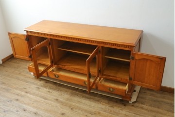 中古　横浜クラシック家具ダニエル(Daniel)　アーリーアメリカン　A-206　ガラス扉付きの上品なサイドボード　定価約64万円　(R-090767)