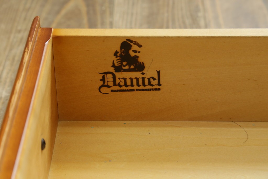 中古　横浜クラシック家具ダニエル(Daniel)　アーリーアメリカン　A-206　ガラス扉付きの上品なサイドボード　定価約64万円　(R-090767)