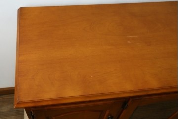 中古　横浜クラシック家具ダニエル(Daniel)　アーリーアメリカン　A-206　ガラス扉付きの上品なサイドボード　定価約64万円　(R-090767)
