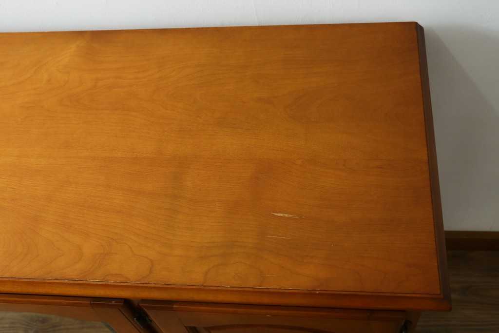 中古　横浜クラシック家具ダニエル(Daniel)　アーリーアメリカン　A-206　ガラス扉付きの上品なサイドボード　定価約64万円　(R-090767)