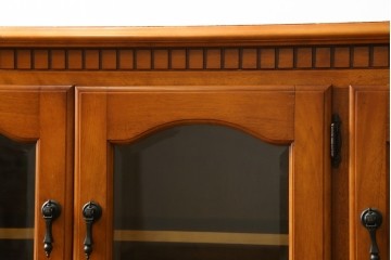 中古　横浜クラシック家具ダニエル(Daniel)　アーリーアメリカン　A-206　ガラス扉付きの上品なサイドボード　定価約64万円　(R-090767)