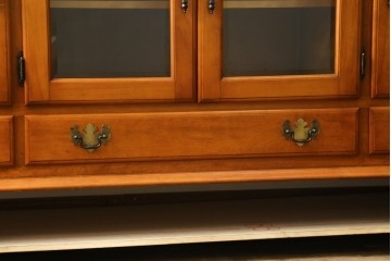 中古　横浜クラシック家具ダニエル(Daniel)　アーリーアメリカン　A-206　ガラス扉付きの上品なサイドボード　定価約64万円　(R-090767)