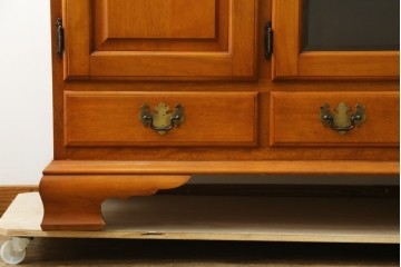 中古　横浜クラシック家具ダニエル(Daniel)　アーリーアメリカン　A-206　ガラス扉付きの上品なサイドボード　定価約64万円　(R-090767)