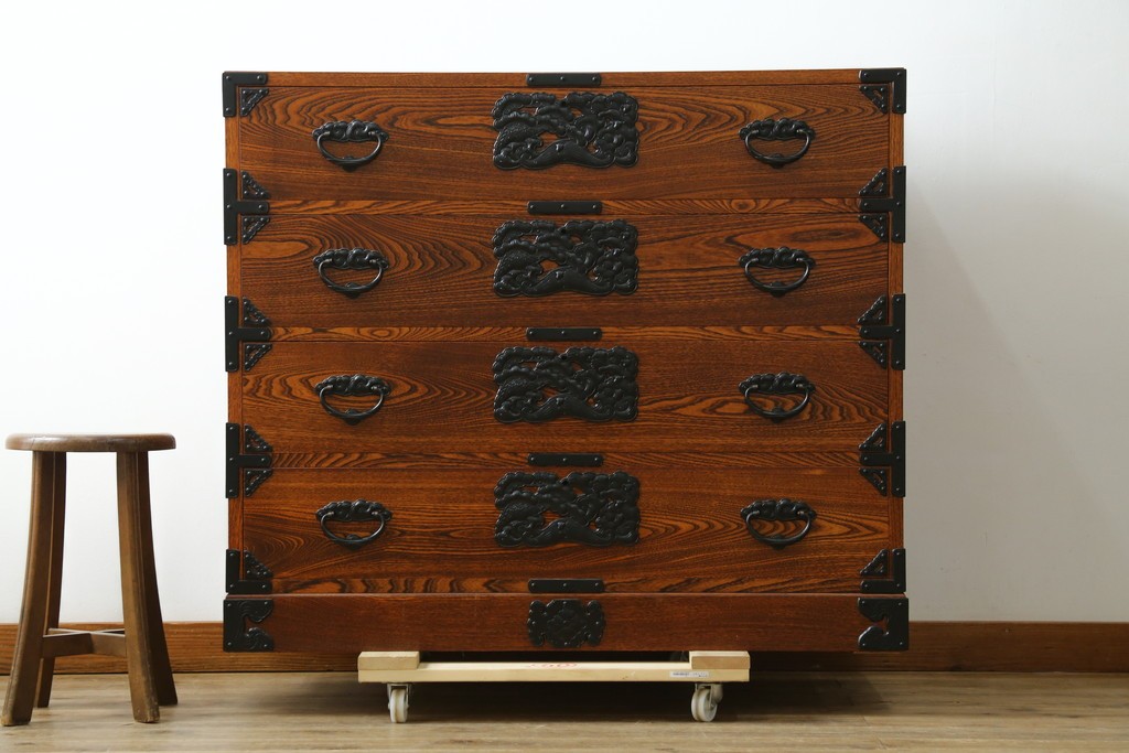 中古　美品　秋田 川連漆器　拭き漆塗り　欅(ケヤキ)無垢材　松と波を象った金具が美しいがんこ箪笥　(R-090768)