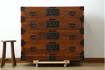 中古　美品　秋田 川連漆器　拭き漆塗り　欅(ケヤキ)無垢材　松と波を象った金具が美しいがんこ箪笥　(R-090768)
