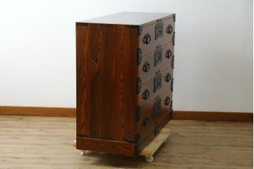 中古　美品　秋田 川連漆器　拭き漆塗り　欅(ケヤキ)無垢材　松と波を象った金具が美しいがんこ箪笥　(R-090768)