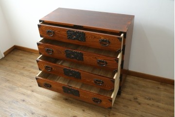 中古　美品　秋田 川連漆器　拭き漆塗り　欅(ケヤキ)無垢材　松と波を象った金具が美しいがんこ箪笥　(R-090768)
