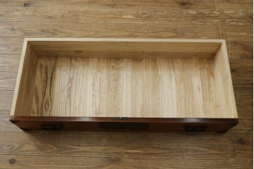 中古　美品　秋田 川連漆器　拭き漆塗り　欅(ケヤキ)無垢材　松と波を象った金具が美しいがんこ箪笥　(R-090768)