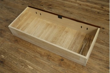 中古　美品　秋田 川連漆器　拭き漆塗り　欅(ケヤキ)無垢材　松と波を象った金具が美しいがんこ箪笥　(R-090768)