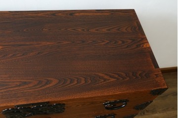 中古　美品　秋田 川連漆器　拭き漆塗り　欅(ケヤキ)無垢材　松と波を象った金具が美しいがんこ箪笥　(R-090768)