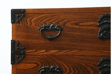中古　美品　秋田 川連漆器　拭き漆塗り　欅(ケヤキ)無垢材　松と波を象った金具が美しいがんこ箪笥　(R-090768)