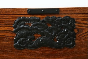 中古　美品　秋田 川連漆器　拭き漆塗り　欅(ケヤキ)無垢材　松と波を象った金具が美しいがんこ箪笥　(R-090768)