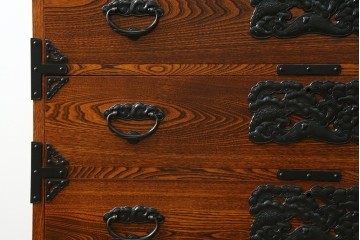 中古　美品　秋田 川連漆器　拭き漆塗り　欅(ケヤキ)無垢材　松と波を象った金具が美しいがんこ箪笥　(R-090768)