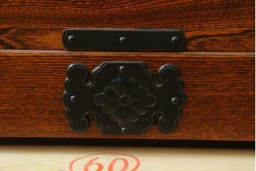 中古　美品　秋田 川連漆器　拭き漆塗り　欅(ケヤキ)無垢材　松と波を象った金具が美しいがんこ箪笥　(R-090768)