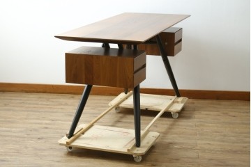 中古　希少な廃番品　起立木工(KIRITSU MOKKO)　LEARN(ラーン)　ウォールナット材　ブラウンカラーと黒脚のコントラストが映えるワークデスク　(R-090769)