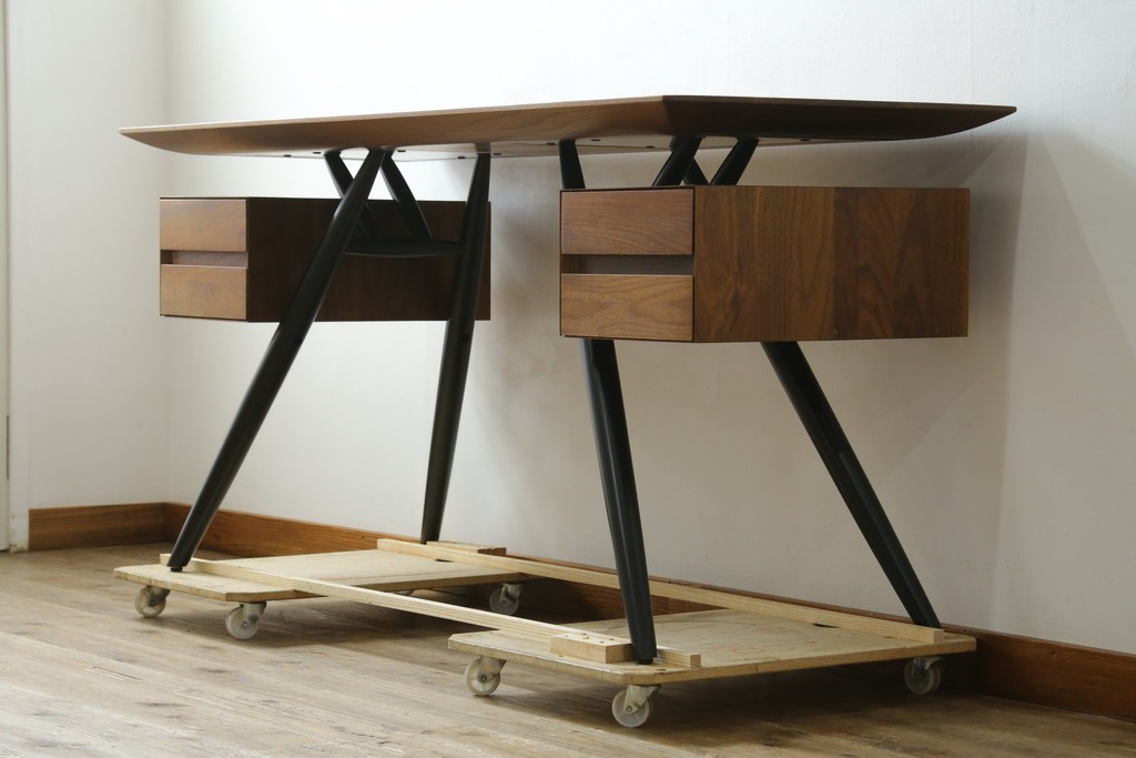 中古　希少な廃番品　起立木工(KIRITSU MOKKO)　LEARN(ラーン)　ウォールナット材　ブラウンカラーと黒脚のコントラストが映えるワークデスク　(R-090769)