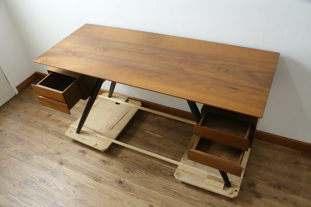 中古　希少な廃番品　起立木工(KIRITSU MOKKO)　LEARN(ラーン)　ウォールナット材　ブラウンカラーと黒脚のコントラストが映えるワークデスク　(R-090769)