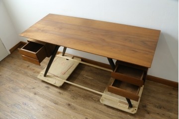 中古　希少な廃番品　起立木工(KIRITSU MOKKO)　LEARN(ラーン)　ウォールナット材　ブラウンカラーと黒脚のコントラストが映えるワークデスク　(R-090769)