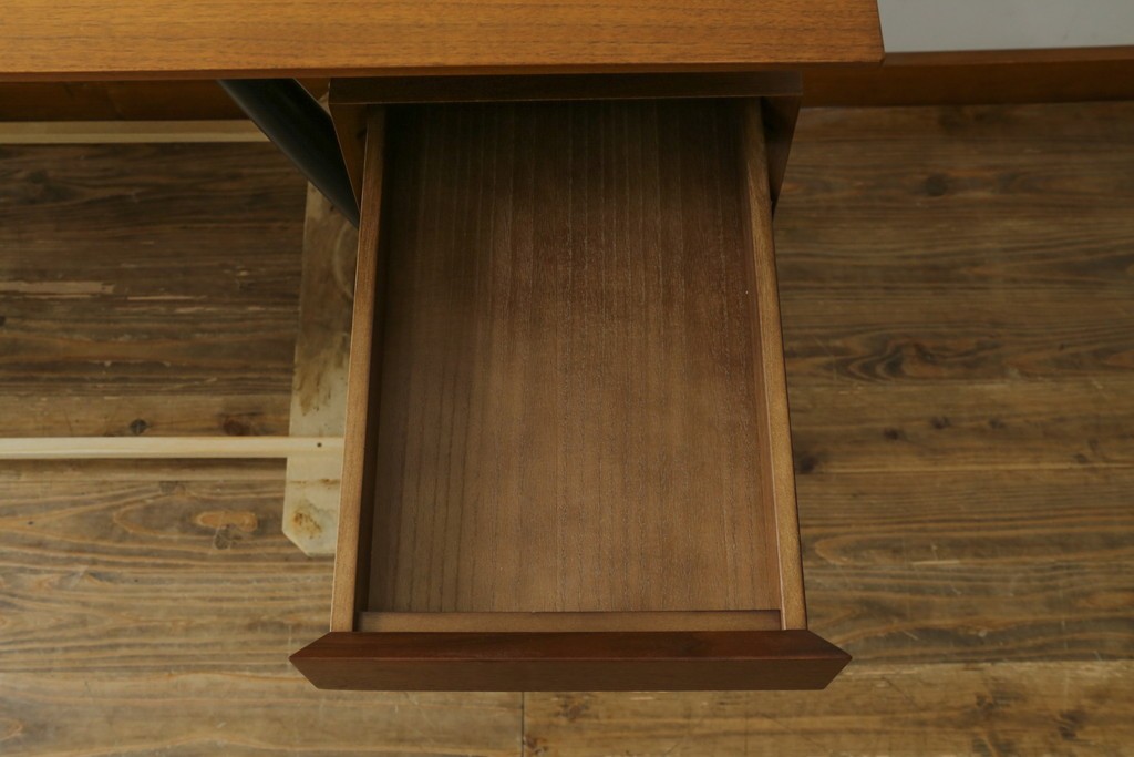中古　希少な廃番品　起立木工(KIRITSU MOKKO)　LEARN(ラーン)　ウォールナット材　ブラウンカラーと黒脚のコントラストが映えるワークデスク　(R-090769)
