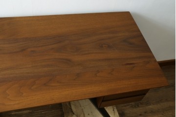 中古　希少な廃番品　起立木工(KIRITSU MOKKO)　LEARN(ラーン)　ウォールナット材　ブラウンカラーと黒脚のコントラストが映えるワークデスク　(R-090769)