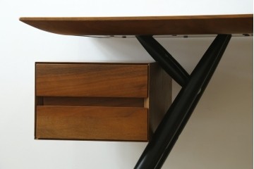 中古　希少な廃番品　起立木工(KIRITSU MOKKO)　LEARN(ラーン)　ウォールナット材　ブラウンカラーと黒脚のコントラストが映えるワークデスク　(R-090769)