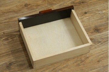 中古　美品　大阪唐木指物　吉田唐木工芸社　寄木細工と象嵌が華やかな小型チェスト　(R-090770)