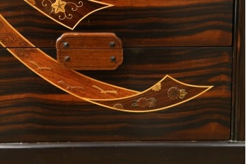 中古　美品　大阪唐木指物　吉田唐木工芸社　寄木細工と象嵌が華やかな小型チェスト　(R-090770)