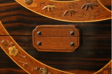 中古　美品　大阪唐木指物　吉田唐木工芸社　寄木細工と象嵌が華やかな小型チェスト　(R-090770)