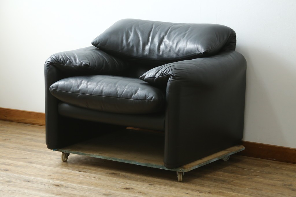 中古　美品　Cassina(カッシーナ)　MARALUNGA(マラルンガ)　本革　包み込むようなフォルムが魅力!　背もたれの高さを切り替えられる機能的な1人掛けソファ　現行定価約120万円　(R-090772)