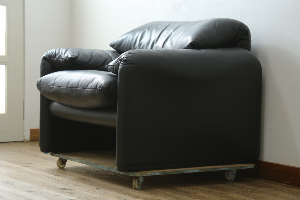 中古　美品　Cassina(カッシーナ)　MARALUNGA(マラルンガ)　本革　包み込むようなフォルムが魅力!　背もたれの高さを切り替えられる機能的な1人掛けソファ　現行定価約120万円　(R-090772)