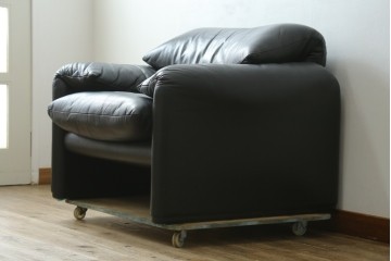 中古　美品　Cassina(カッシーナ)　MARALUNGA(マラルンガ)　本革　包み込むようなフォルムが魅力!　背もたれの高さを切り替えられる機能的な1人掛けソファ　現行定価約120万円　(R-090772)