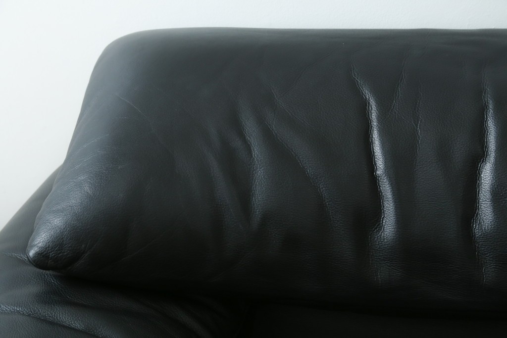中古　美品　Cassina(カッシーナ)　MARALUNGA(マラルンガ)　本革　包み込むようなフォルムが魅力!　背もたれの高さを切り替えられる機能的な1人掛けソファ　現行定価約120万円　(R-090772)