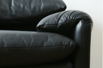 中古　美品　Cassina(カッシーナ)　MARALUNGA(マラルンガ)　本革　包み込むようなフォルムが魅力!　背もたれの高さを切り替えられる機能的な1人掛けソファ　現行定価約120万円　(R-090772)